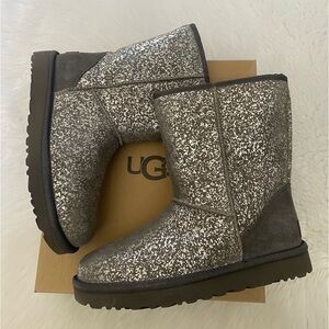 NEW in Box-UGG Classic Short Foil Glam Sz 8